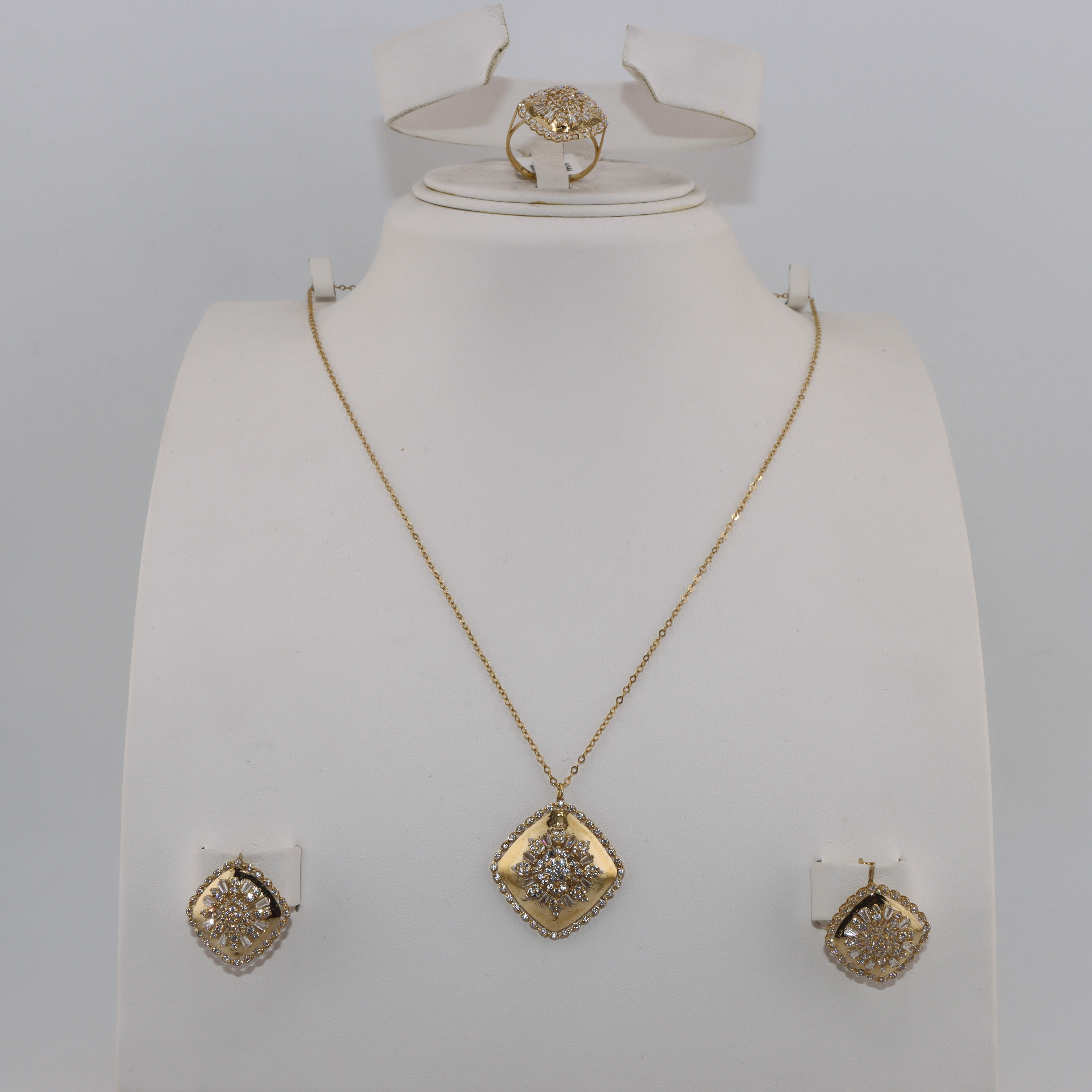 طقم ذهب 18 قيراط