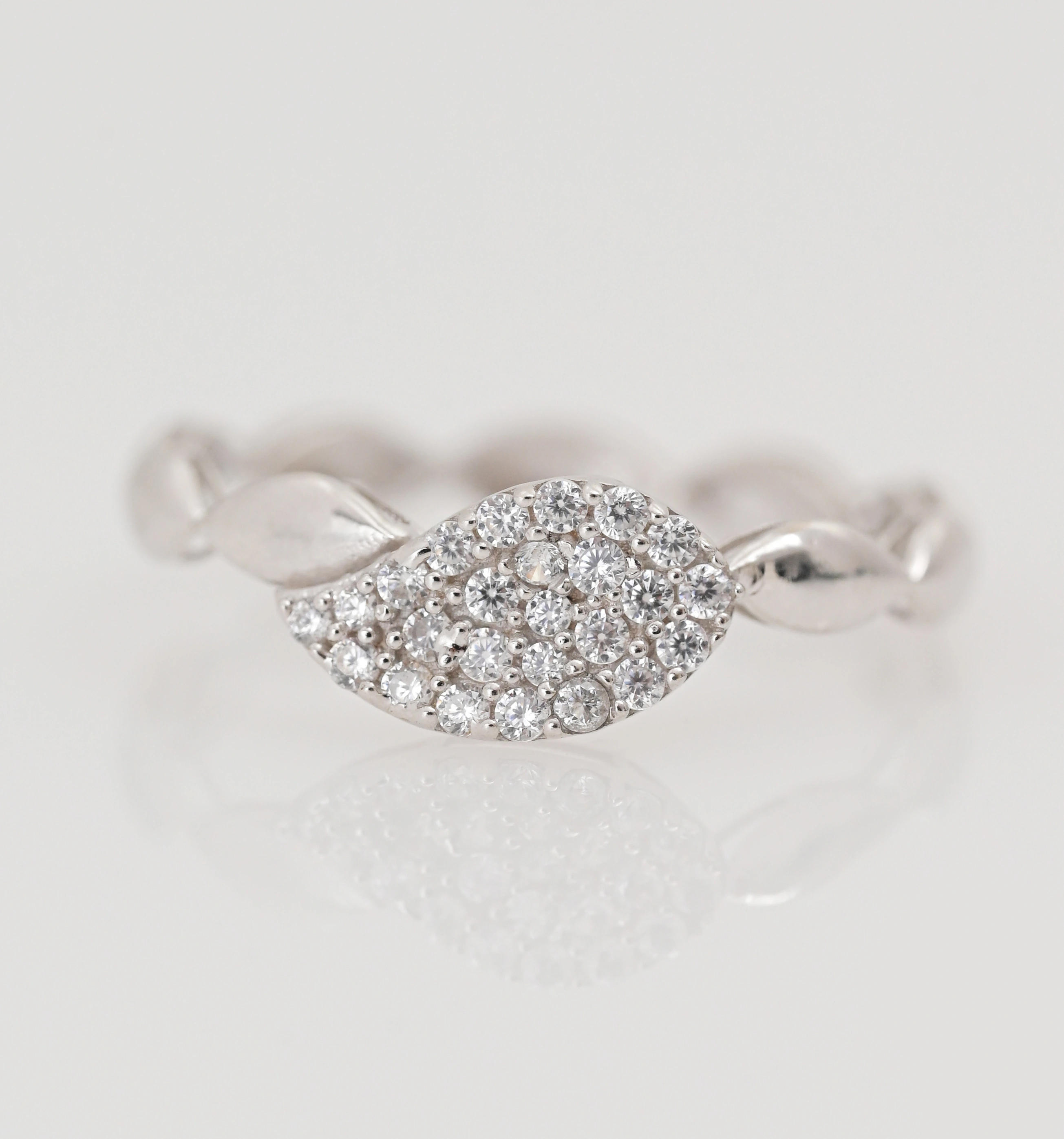 White gold ring "Teardrop" 18 karat