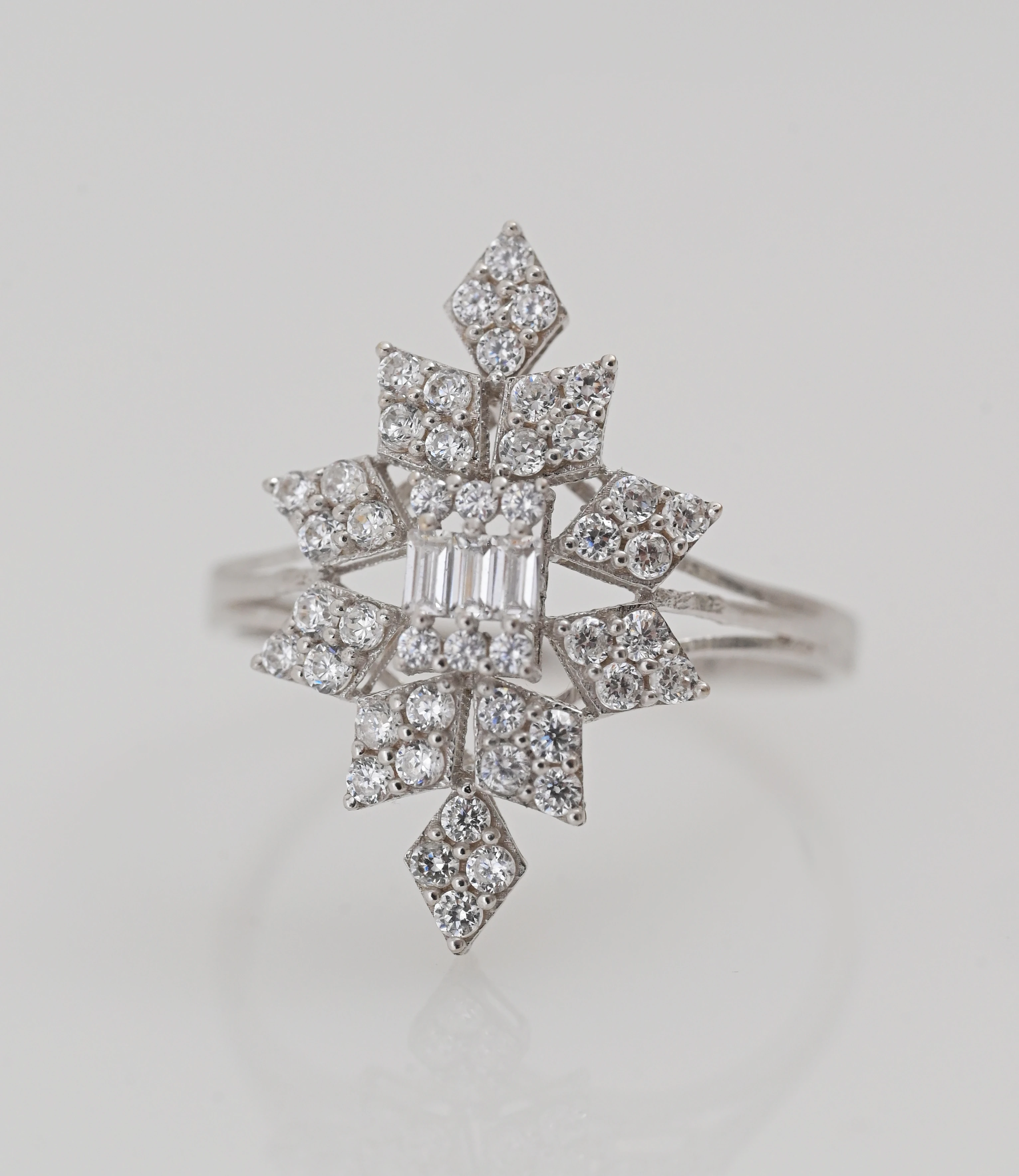 White gold ring "Star Shine" 18 karat