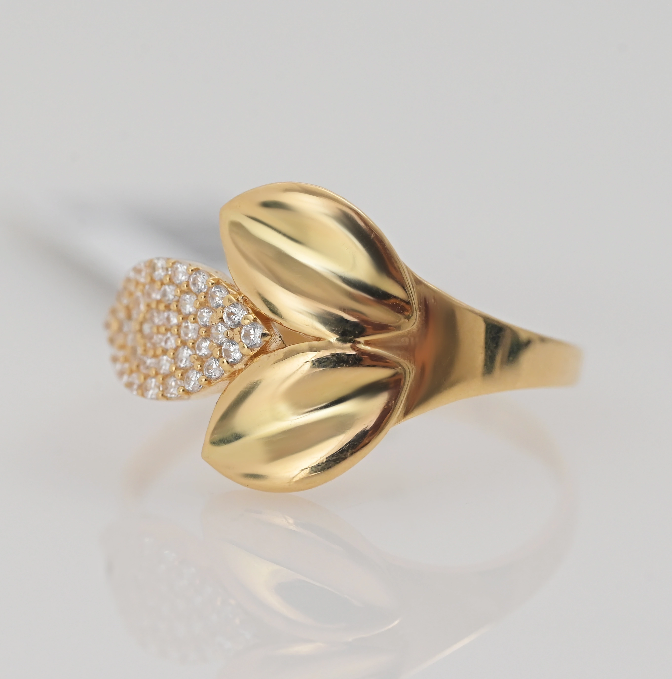 Gold ring "Sahar Al Ward" 18 karat