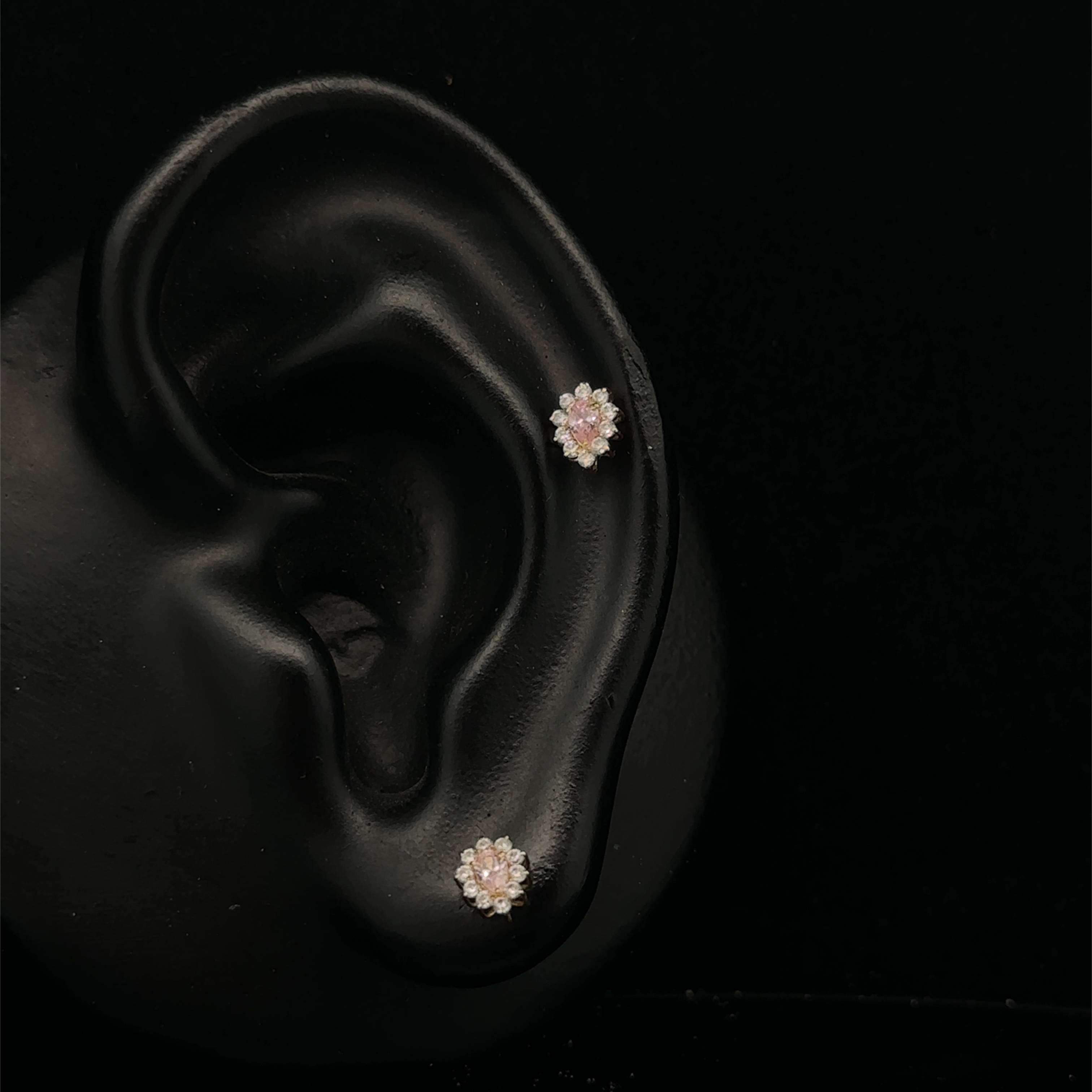 حلق ذهب بتصميم زهري مرصّع