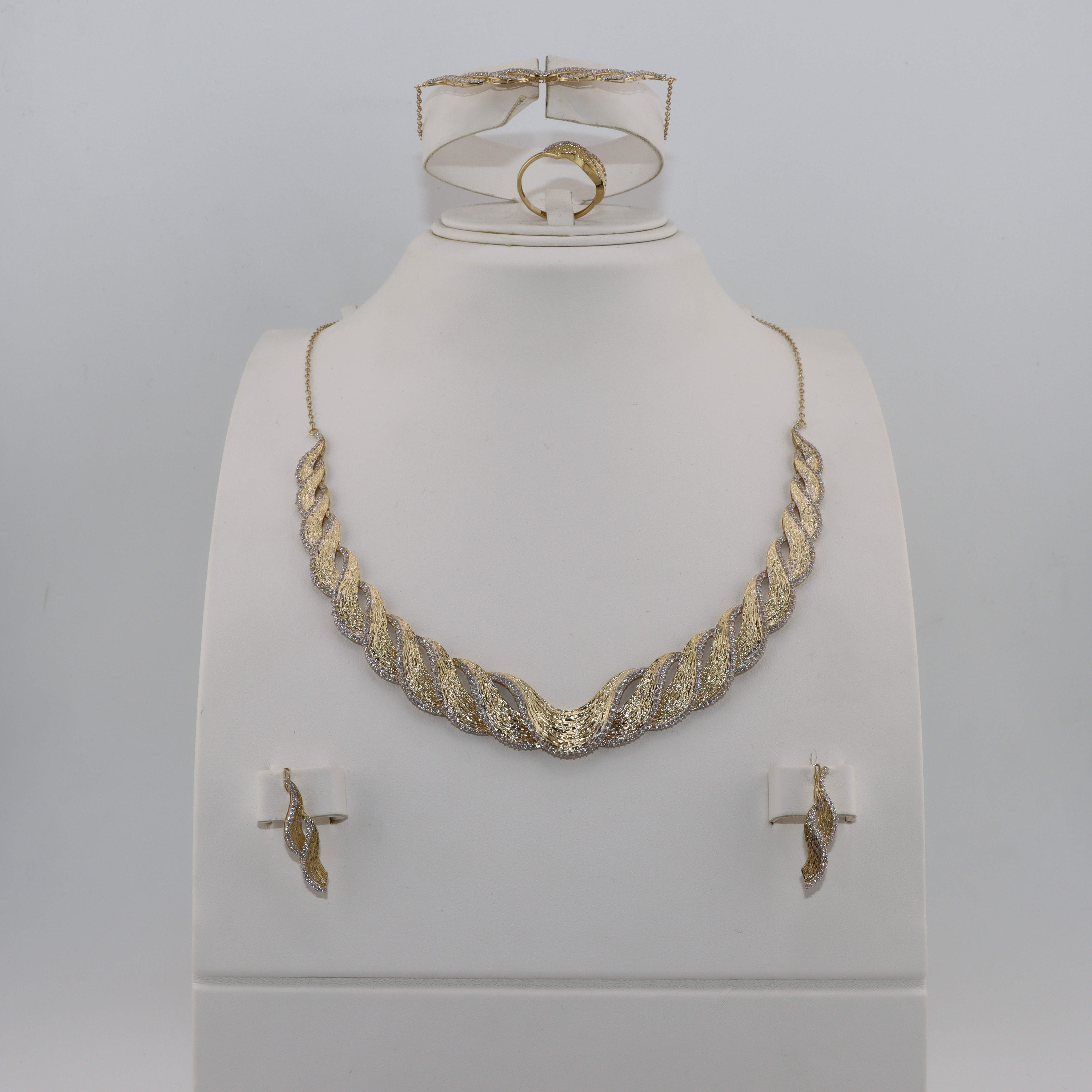 طقم ذهب 18 قيراط