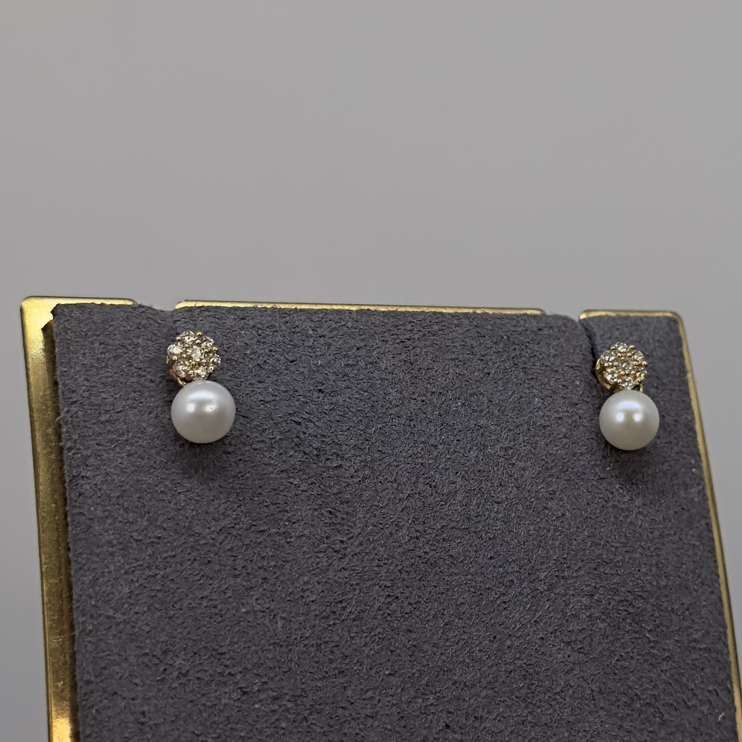 أُنثى – حلق وردة الذهب واللؤلؤ الناعم