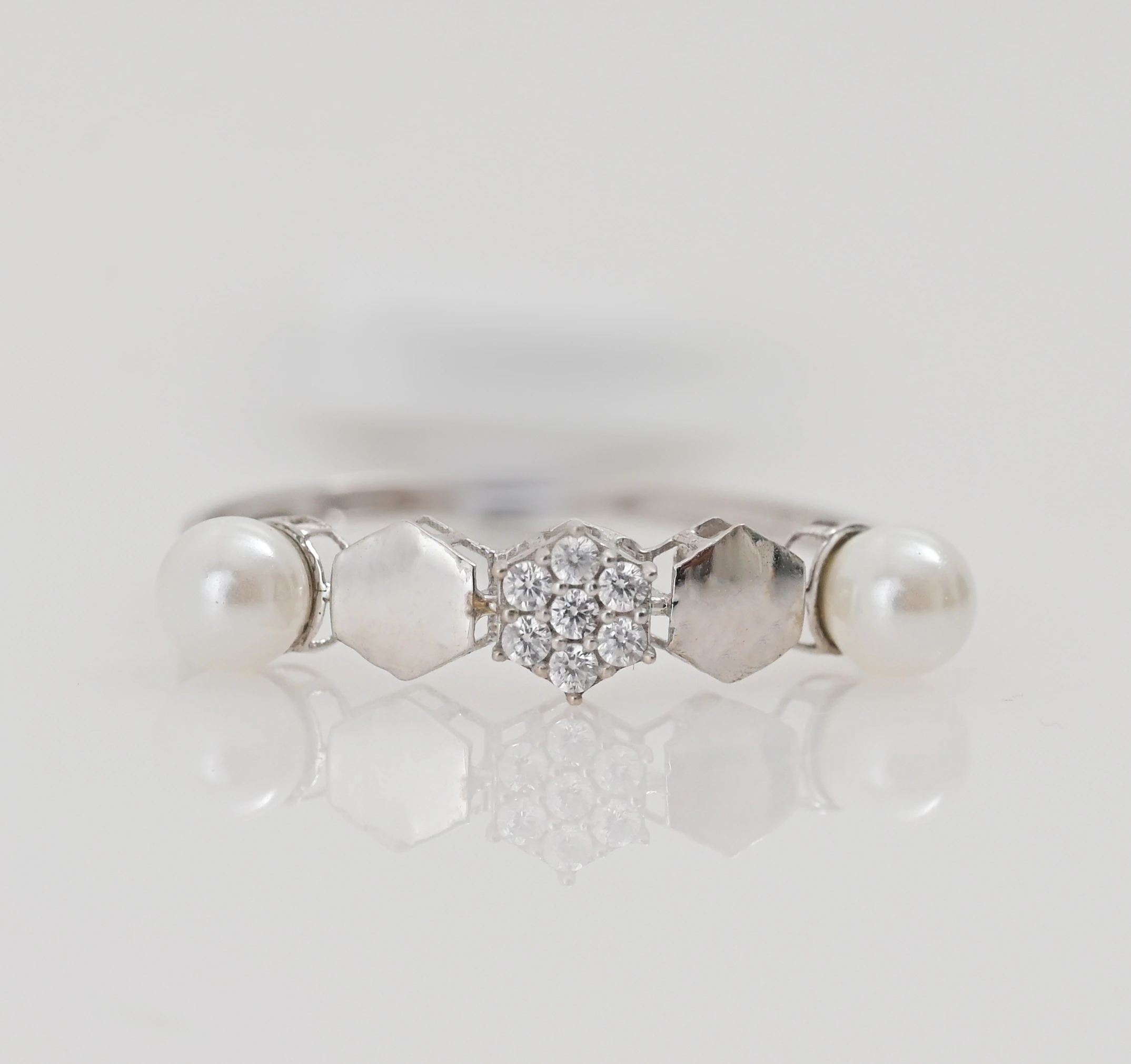 White gold ring "Modern Cluster" 18 karat