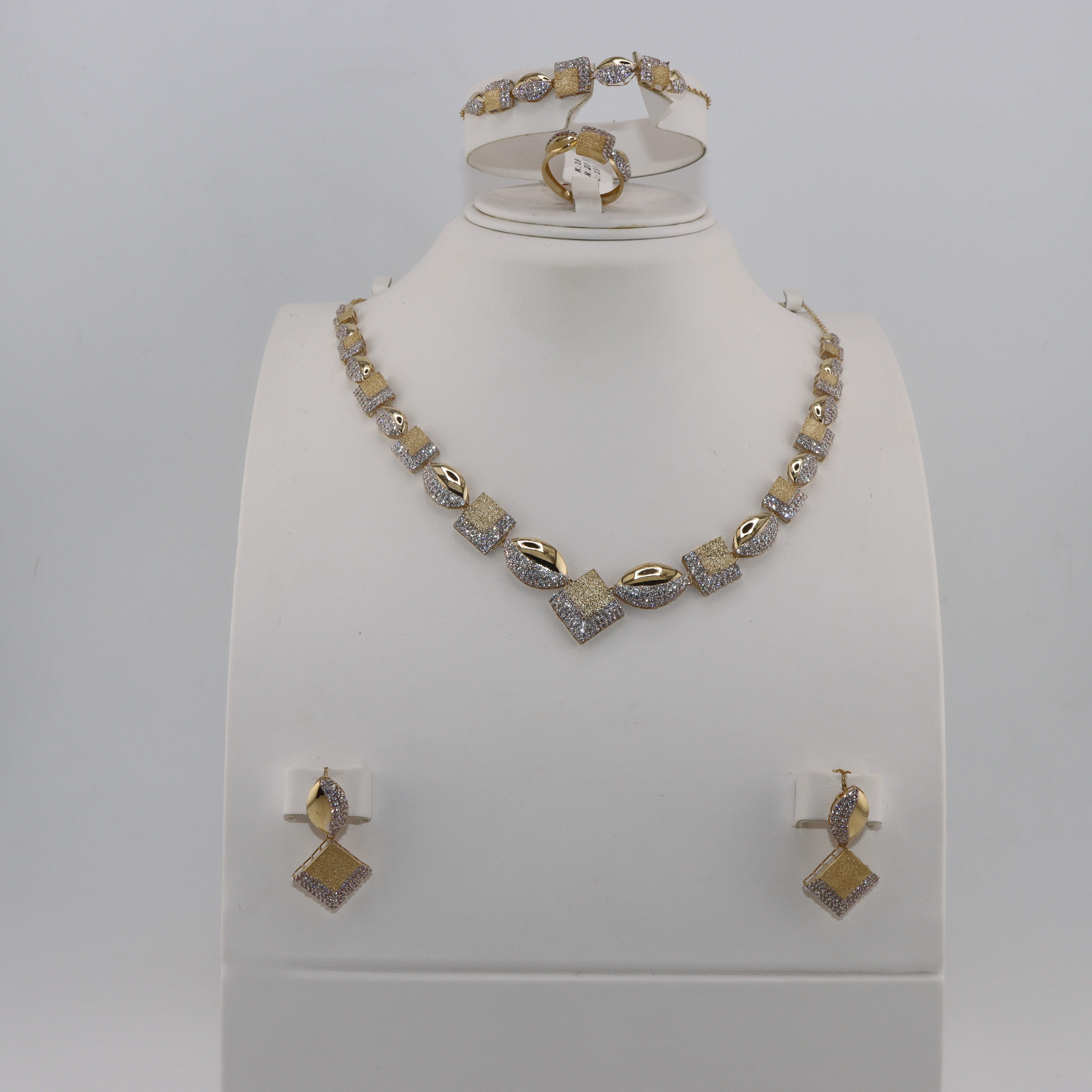 طقم ذهب 18 قيراط