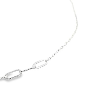 أسوارة ذهب بتصميم ناعم وزخرفة حجرية