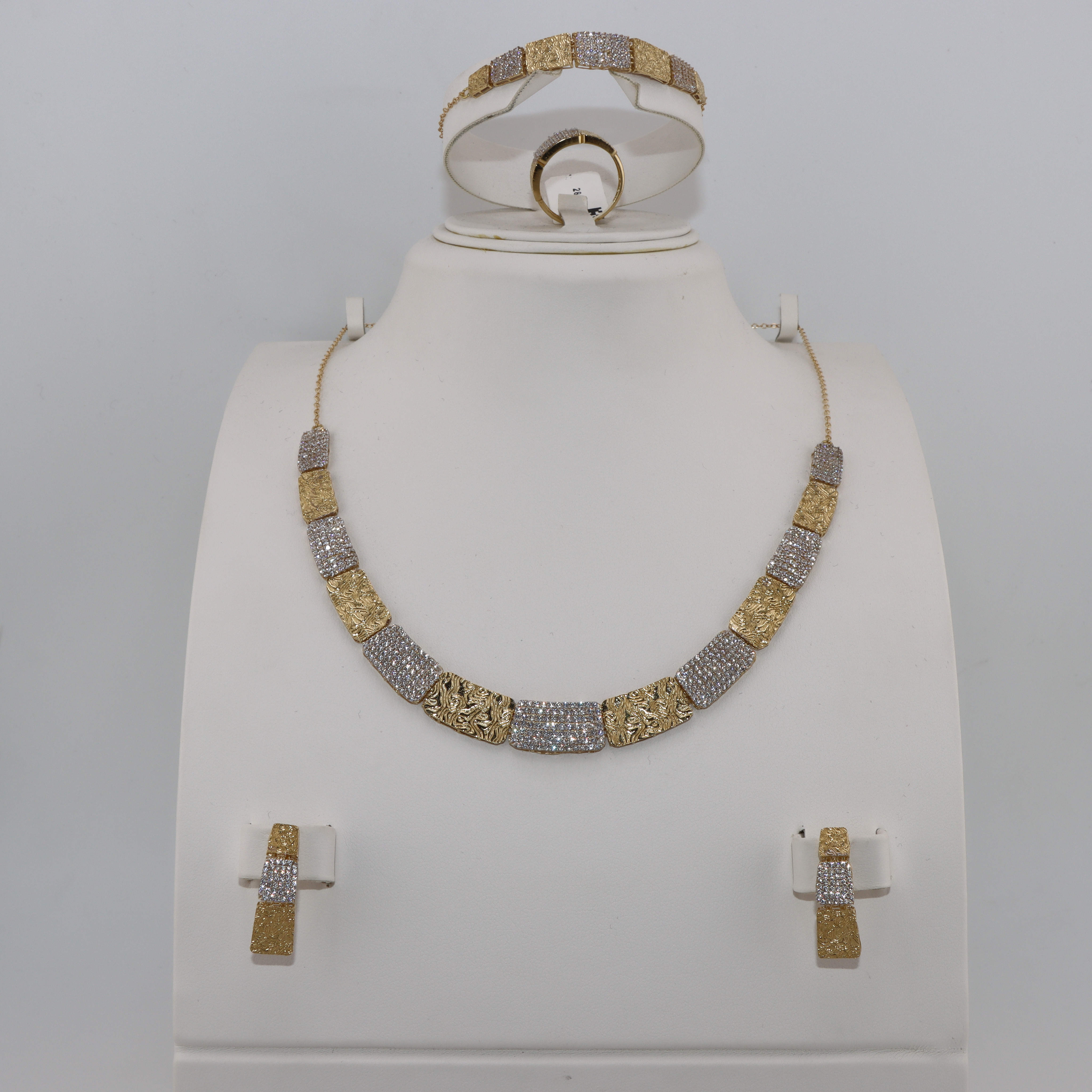 طقم ذهب 18 قيراط